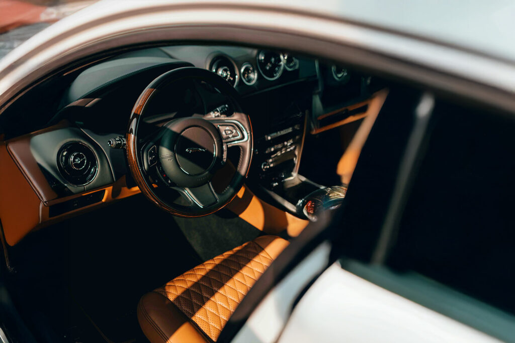 Luxuriöser Auto-Innenraum mit elegantem Lederinterieur.